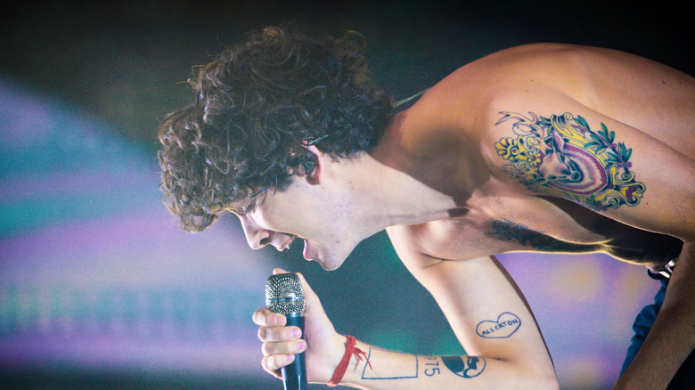 Matt Healy singing into a mic
