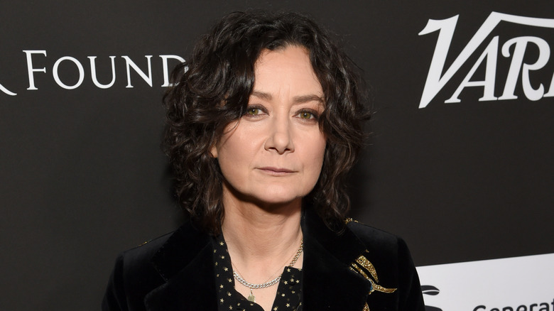 Sara Gilbert poses on a 2020 red carpet